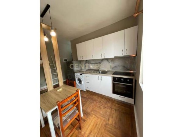 Tirane, jepet me qera apartament 1+1 Kati 3, 22 m² 270 Euro (Xhamlliku)