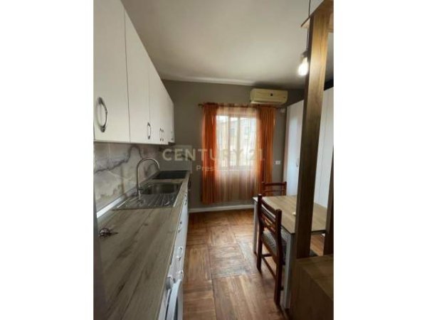 Tirane, jepet me qera apartament 1+1 Kati 3, 22 m² 270 Euro (Xhamlliku)