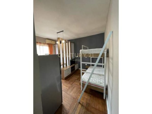 Tirane, jepet me qera apartament 1+1 Kati 3, 22 m² 270 Euro (Xhamlliku)