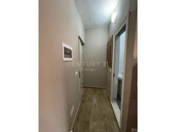 Tirane, jepet me qera apartament 1+1 Kati 3, 22 m² 270 Euro (Xhamlliku)