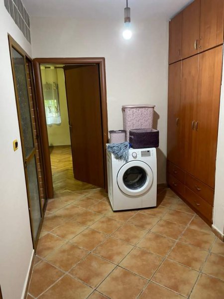 Tirane, jepet me qera apartament 2+1+A Kati 1, 90 m² 350 Euro (Brryli)