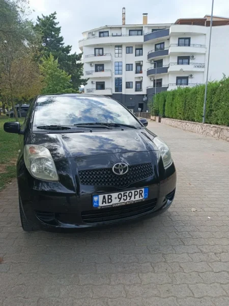 Pogradec, shitet makine Toyota Yaris Nafte, e zeze Manuale 195.000 km 3.700 €