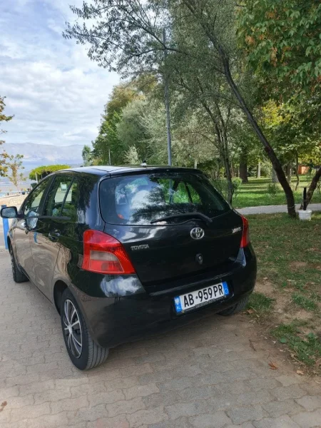 Pogradec, shitet makine Toyota Yaris Nafte, e zeze Manuale 195.000 km 3.700 €