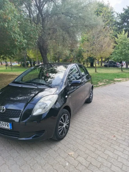 Pogradec, shitet makine Toyota Yaris Nafte, e zeze Manuale 195.000 km 3.700 €