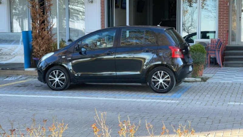 Pogradec, shitet makine Toyota Yaris Nafte, e zeze Manuale 195.000 km 3.700 €