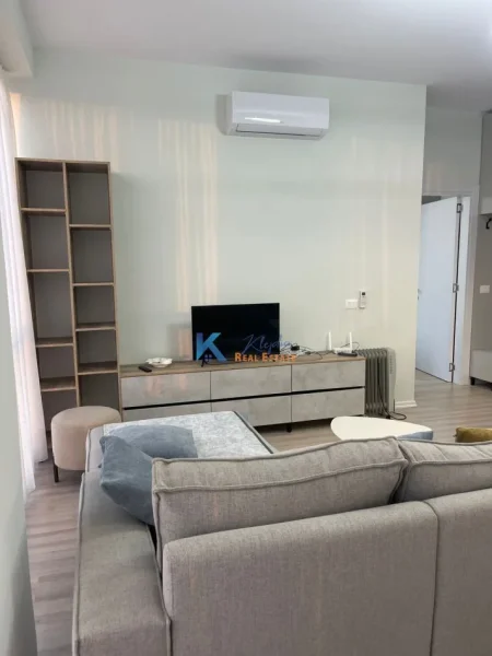 Tirane, jap me qera apartament 1+1+Ballkon Kati 9, 50 m² 650 € (afer Shkolles se Kuqe)