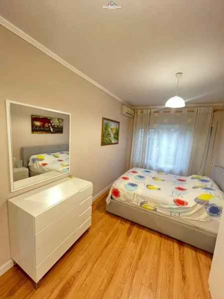 Tirane, jepet me qera apartament 2+1 Kati 0, 90 m² 700 € (kodra e diellit)