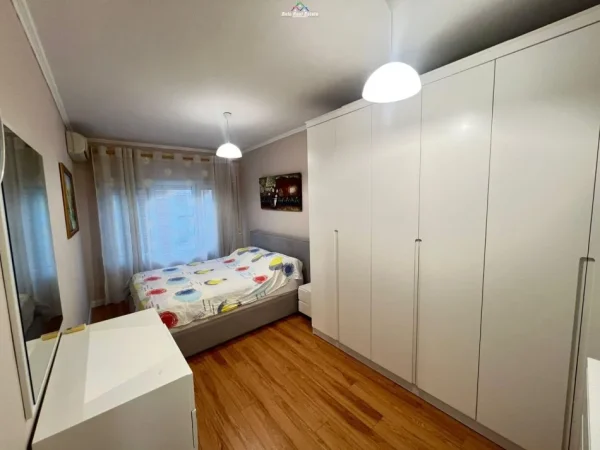 Tirane, jepet me qera apartament 2+1 Kati 0, 90 m² 700 € (kodra e diellit)