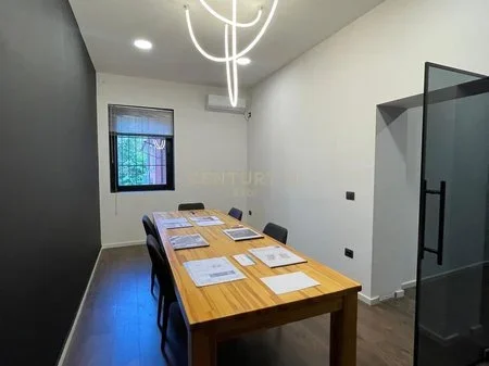 Tirane, jepet me qera zyre Kati 2, 72 m² 1.000 € (Blloku)
