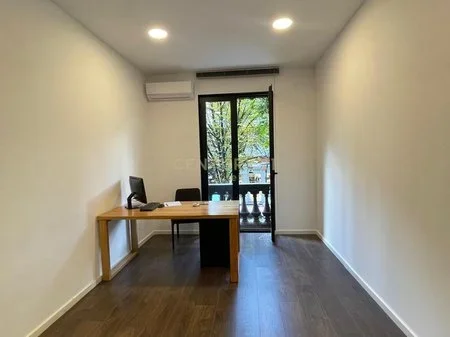 Tirane, jepet me qera zyre Kati 2, 72 m² 1.000 € (Blloku)