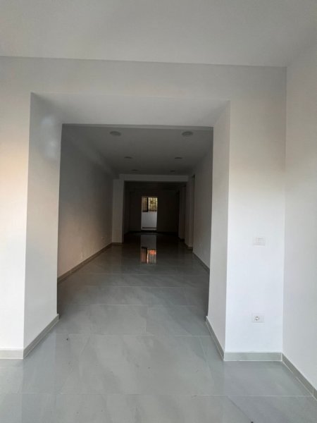 Tirane, jepet me qera dyqan Kati 0, 80 m² 1.700 € (21 DHJETORI)
