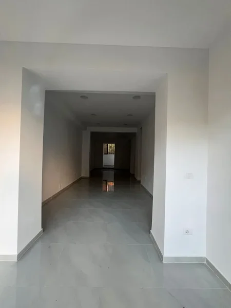 Tirane, jepet me qera dyqan Kati 0, 80 m² 1.700 € (21 DHJETORI)