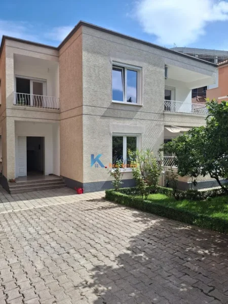 Tirane, jap me qera Vile 2 Katshe , 400 m² 3.000 € (Vilë 2-Katëshe me Qira – Rruga e Elbasanit, Tiranë)