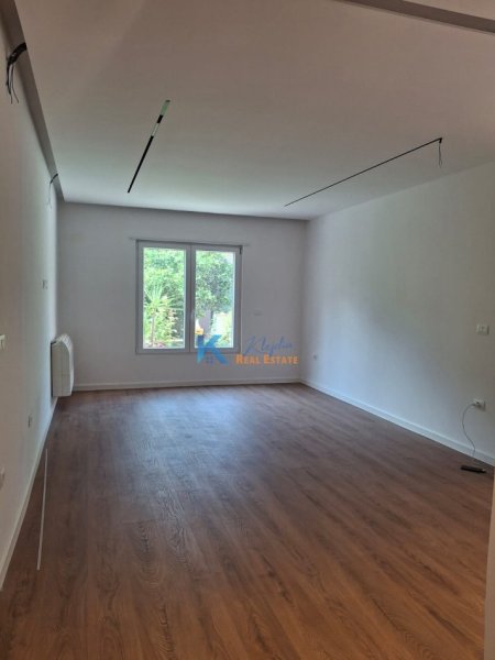 Tirane, jap me qera Vile 2 Katshe , 400 m² 3.000 € (Vilë 2-Katëshe me Qira – Rruga e Elbasanit, Tiranë)