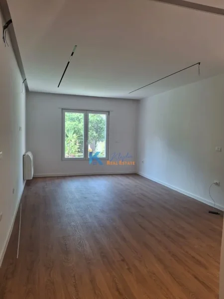 Tirane, jap me qera Vile 2 Katshe , 400 m² 3.000 € (Vilë 2-Katëshe me Qira – Rruga e Elbasanit, Tiranë)