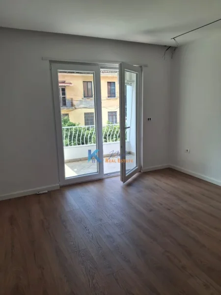 Tirane, jap me qera Vile 2 Katshe , 400 m² 3.000 € (Vilë 2-Katëshe me Qira – Rruga e Elbasanit, Tiranë)