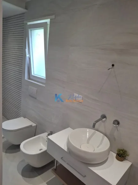 Tirane, jap me qera Vile 2 Katshe , 400 m² 3.000 € (Vilë 2-Katëshe me Qira – Rruga e Elbasanit, Tiranë)