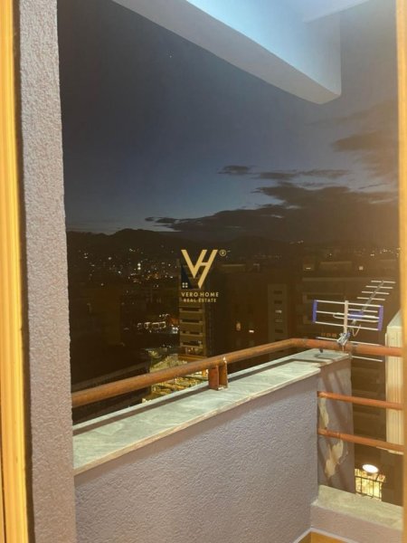 Tirane, jepet me qera apartament 1+1+Ballkon Kati 8, 56 m² 650 € (DELIJORGJI)