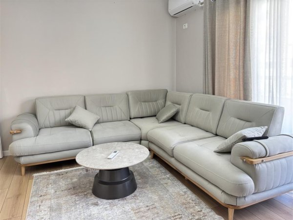 Tirane, jepet me qera apartament 1+1+Ballkon Kati 3, 74 m² 500 € (Perball Viles L)
