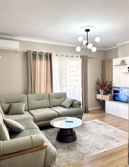 Tirane, jepet me qera apartament 1+1+Ballkon Kati 3, 74 m² 500 € (Perball Viles L)