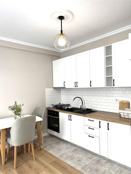 Tirane, jepet me qera apartament 1+1+Ballkon Kati 3, 74 m² 500 € (Perball Viles L)