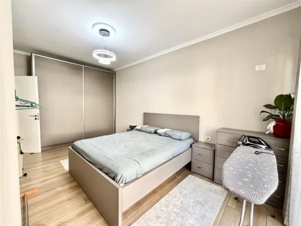 Tirane, jepet me qera apartament 1+1+Ballkon Kati 3, 74 m² 500 € (Perball Viles L)
