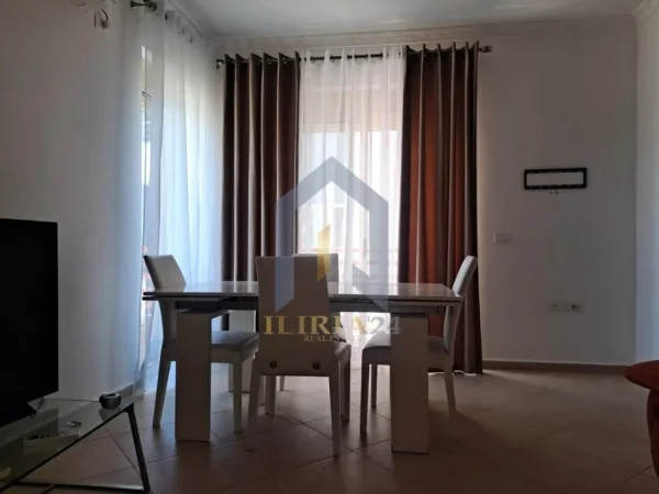 Tirane, jap me qera apartament 2+1+Ballkon Kati 4, 110 m² 1.000 € (Liqeni i Thate)