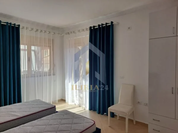 Tirane, jap me qera apartament 2+1+Ballkon Kati 4, 110 m² 1.000 € (Liqeni i Thate)
