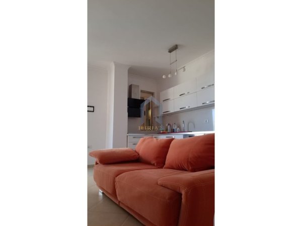 Tirane, jap me qera apartament 2+1+Ballkon Kati 4, 110 m² 1.000 € (Liqeni i Thate)