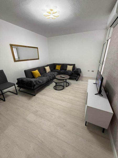 Tirane, jepet me qera apartament 1+1+Ballkon Kati 3, 75 m² 600 € (Komuna Parisit)