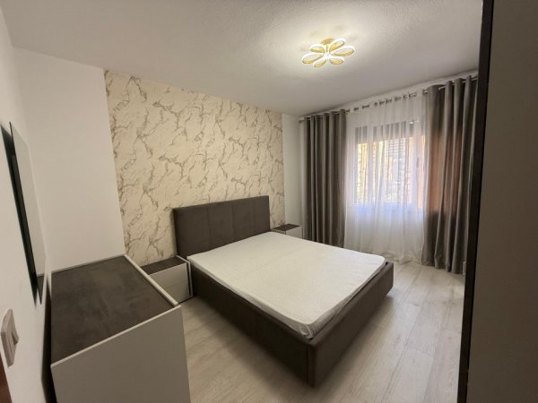Tirane, jepet me qera apartament 1+1+Ballkon Kati 3, 75 m² 600 € (Komuna Parisit)