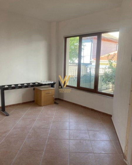 Tirane, jepet me qera ambjent biznesi Kati 1, 100 m² 600 € (XHAMLLIK)