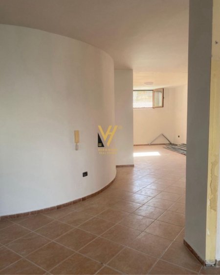 Tirane, jepet me qera ambjent biznesi Kati 1, 100 m² 600 € (XHAMLLIK)