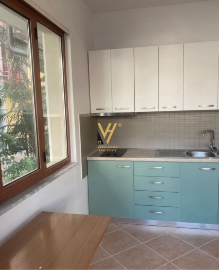 Tirane, jepet me qera ambjent biznesi Kati 1, 100 m² 600 € (XHAMLLIK)
