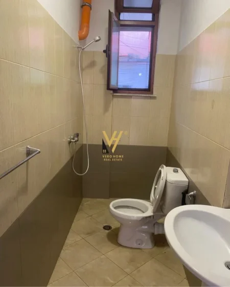 Tirane, jepet me qera ambjent biznesi Kati 1, 100 m² 600 € (XHAMLLIK)