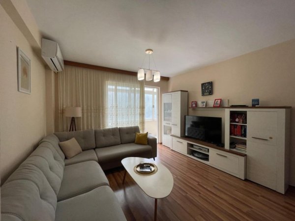 Tirane, jepet me qera apartament 3+1 Kati 2, 118 m² 1.000 € (Garda)