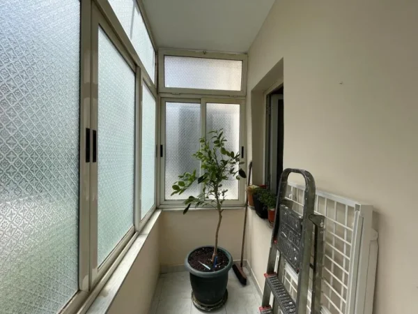 Tirane, jepet me qera apartament 3+1 Kati 2, 118 m² 1.000 € (Garda)