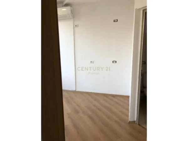 Tirane, jepet me qera ambjent biznesi Kati 1, 65 m² 1.500 € (Qender)