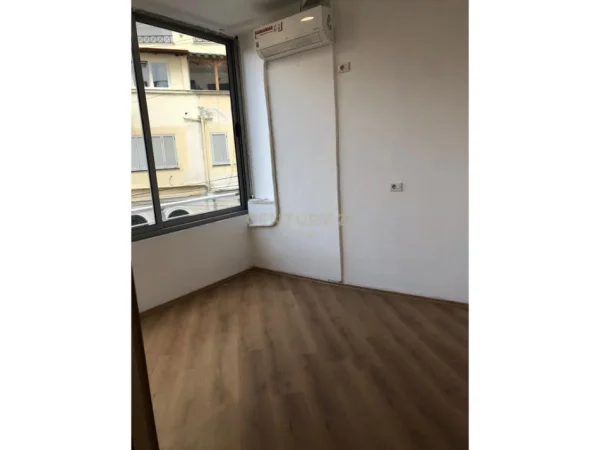 Tirane, jepet me qera ambjent biznesi Kati 1, 65 m² 1.500 € (Qender)
