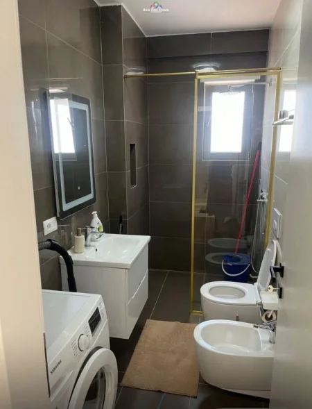 Tirane, jepet me qera apartament 1+1+Ballkon Kati 6, 65 m² 650 € (pazari i ri)