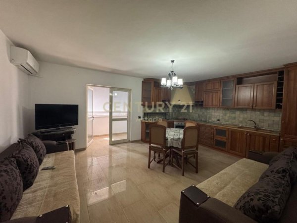 Tirane, jepet me qera apartament 3+1+Ballkon Kati 7, 140 m² 1.000 € (Rruga Fortuzi)