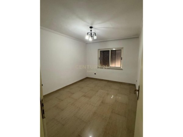 Tirane, jepet me qera apartament 3+1+Ballkon Kati 7, 140 m² 1.000 € (Rruga Fortuzi)