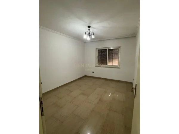 Tirane, jepet me qera apartament 3+1+Ballkon Kati 7, 140 m² 1.000 € (Rruga Fortuzi)