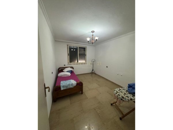 Tirane, jepet me qera apartament 3+1+Ballkon Kati 7, 140 m² 1.000 € (Rruga Fortuzi)