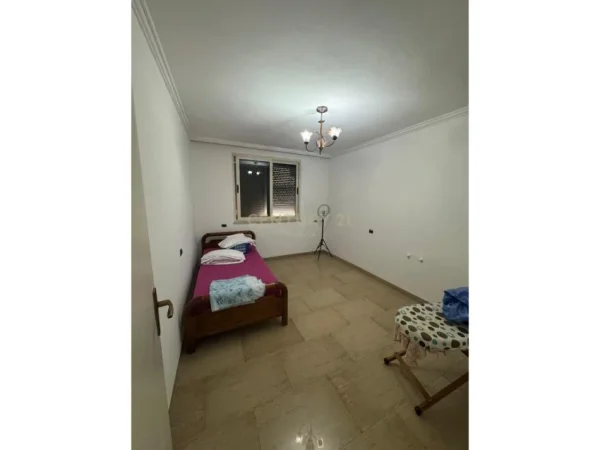 Tirane, jepet me qera apartament 3+1+Ballkon Kati 7, 140 m² 1.000 € (Rruga Fortuzi)