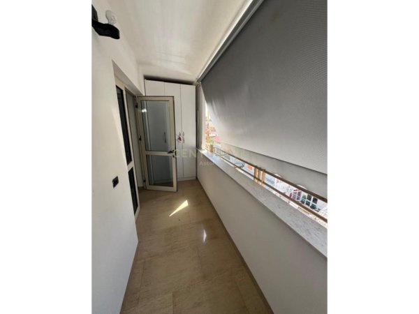 Tirane, jepet me qera apartament 3+1+Ballkon Kati 7, 140 m² 1.000 € (Rruga Fortuzi)