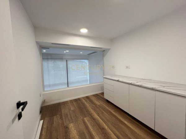 Tirane, jepet me qera ambjent biznesi Kati 1, 110 m² 1.500 € (Spitali Amerikan 3)