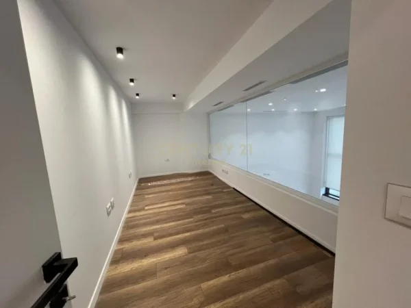 Tirane, jepet me qera ambjent biznesi Kati 1, 110 m² 1.500 € (Spitali Amerikan 3)