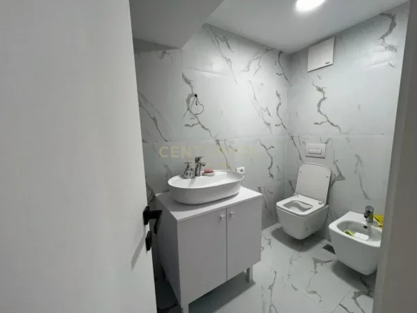 Tirane, jepet me qera ambjent biznesi Kati 1, 110 m² 1.500 € (Spitali Amerikan 3)