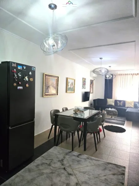 Tirane, jepet me qera apartament 1+1 Kati 3, 83 m² 600 € (ish ekspozita)